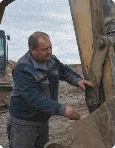 экскаваторщик проверяет ковш