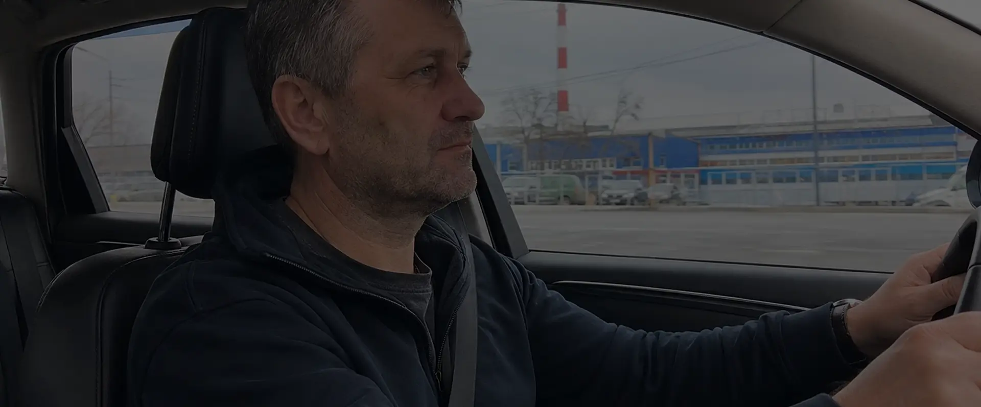 водитель едет в автомобиле