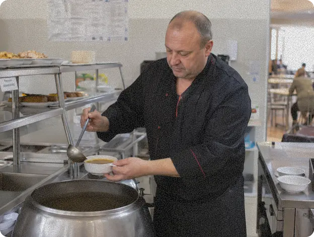 Повар готовит еду