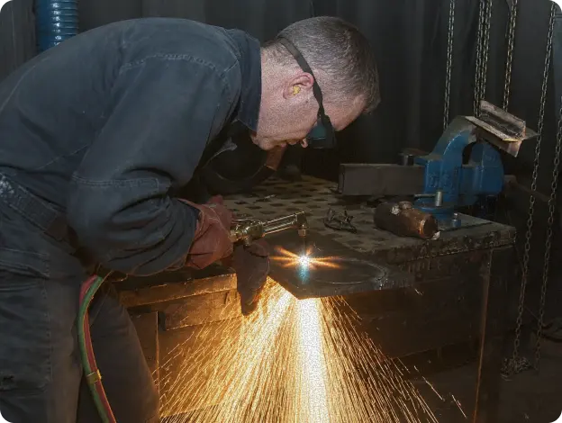 газорезчик работает с металлической конструкцией