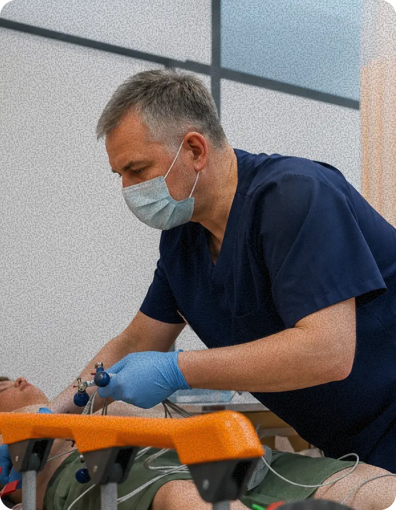 Медицинский брат оказывает первую помощь