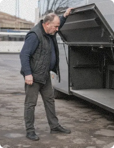 водитель проверяет багажное отделение