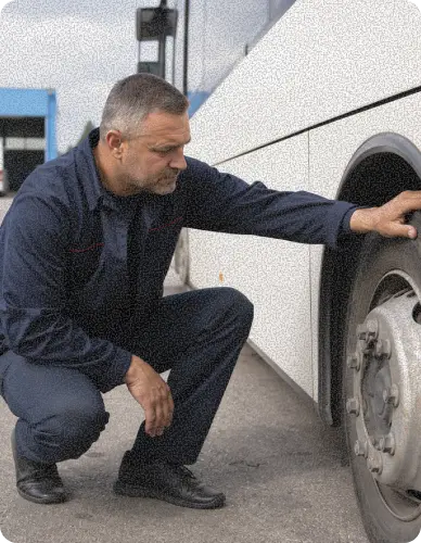 водитель проверяет автобус
