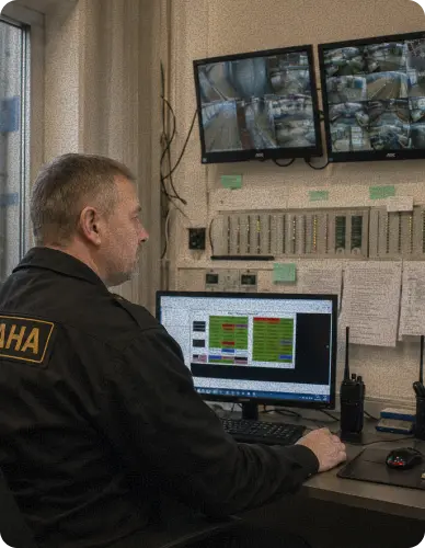 Охранник у рабочего стола