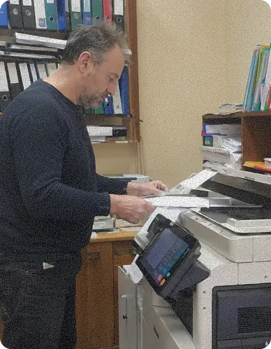делопроизводитель печатает документы