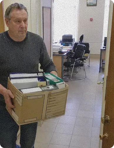 делопроизводитель разбирает документы