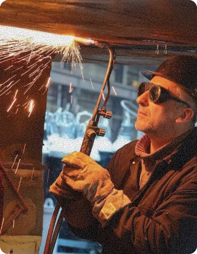 Газорезчик выполняет сварочные соединения