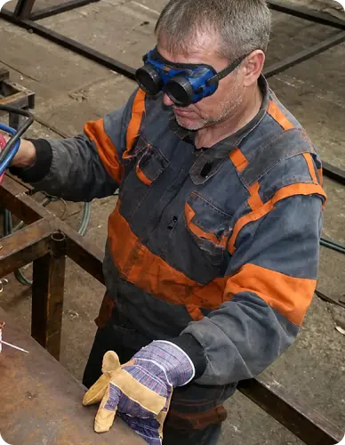 Газорезчик подготавливает металл